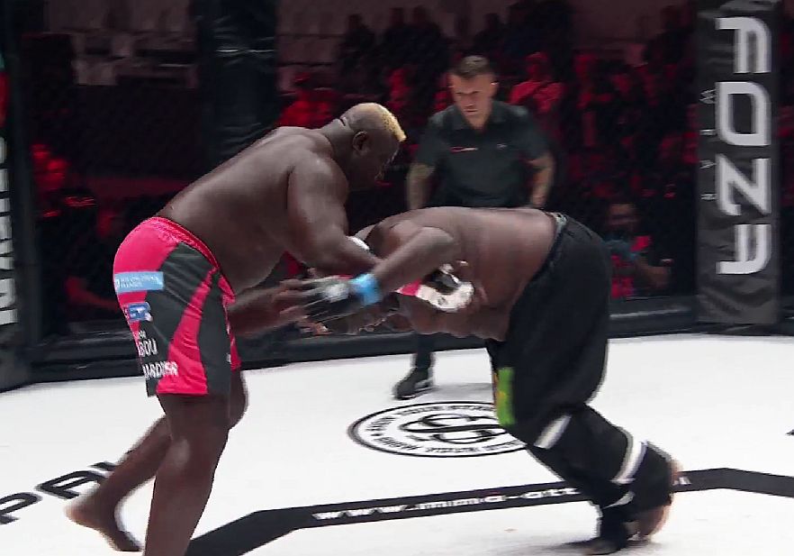 (VIDEO) Prawie 400 kg w klatce! Senegalski Bombardier z dziecinną