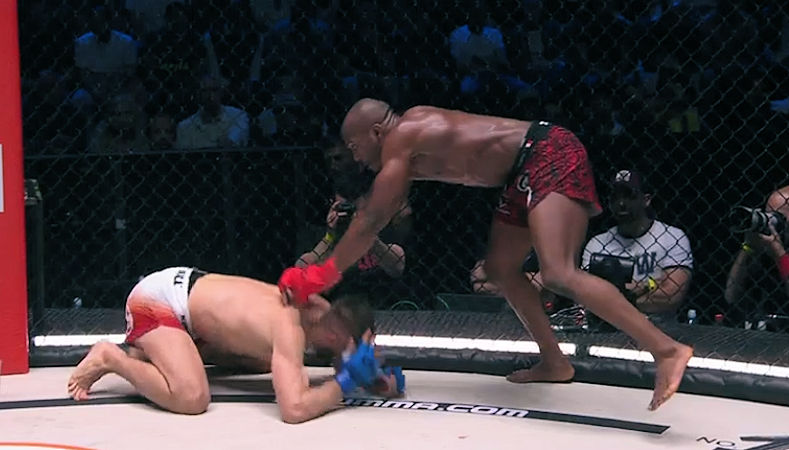 Latające kolano! Alioune Nahaye znokautował Piotra Kacprzaka na KSW 106 w Lyonie (VIDEO)