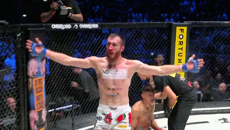 Łokieć, kolano, kros! Muslim Tulshaev w wojnie na wyniszczenie ubił Andrzeja Grzebyka w walce wieczoru KSW 110