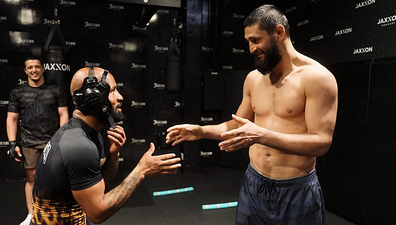 Jak gwałtownie poskręca go Khamzat Chimaev? Mighty Mouse sprawdził! (VIDEO)